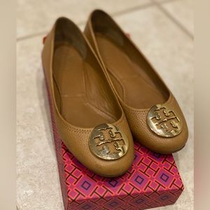 Tory Burch Reva Ballet Flats Caramel Pebble Leather and Gold Tone Logo, size 7.5